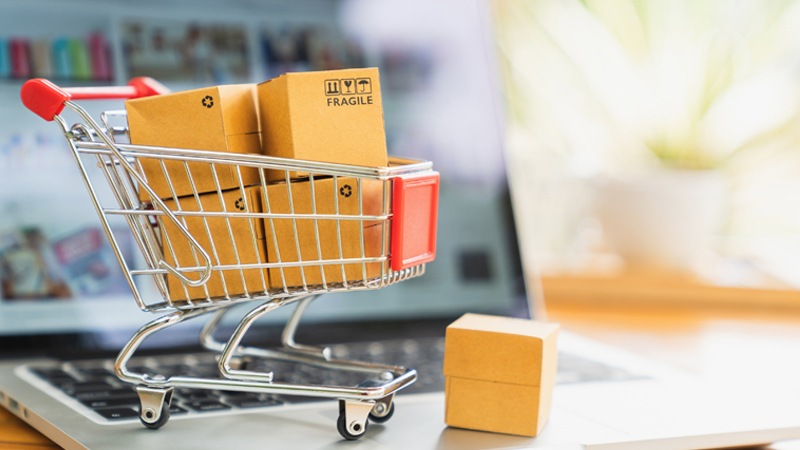 Mulher a fazer compras online